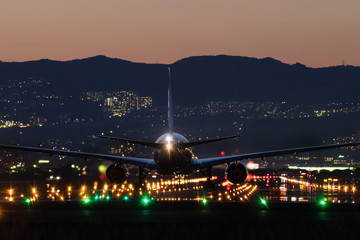 Fototapeta na wymiar Airplane landing in Sunset (夕焼けの航空機着陸シーン) 