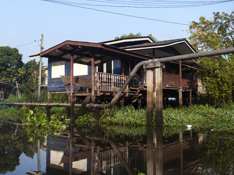 Stelzenhaus an einem Khlong