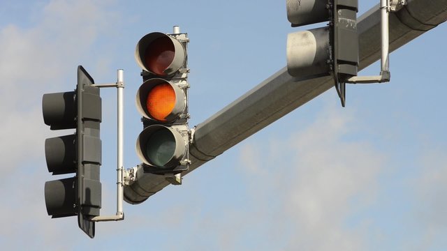 American traffic light changing from green to yellow to red