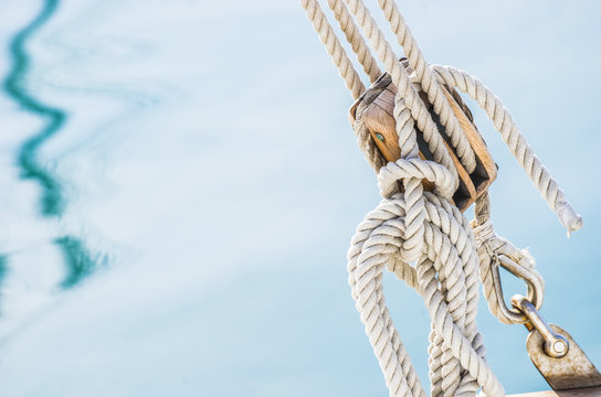 Fototapeta Nautical wood pulley and ropes