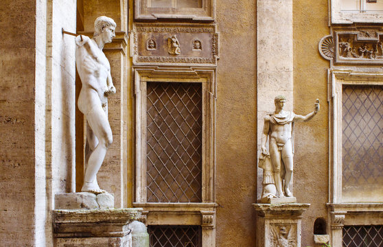 statue vicino ad un palazzo a Roma
