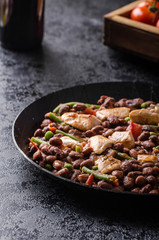 Beans with tomatoes and chicken