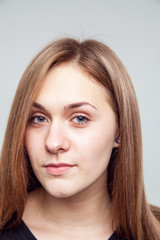 Naklejka premium Atrakcyjna kobieta z czarną koszulką odizolowywającą na a nad białym tłem