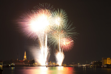Naklejka premium Firework at Wat arun under new year 2016 celebration time, Thail
