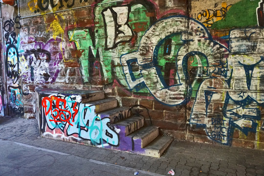 Treppe ins Nichts, Wand und Stufen mit Graffiti geschmückt