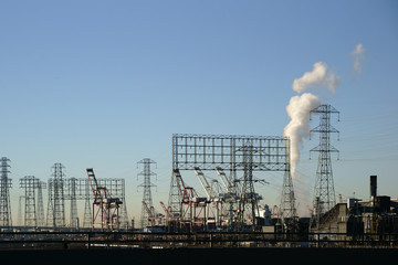 Fototapeta na wymiar Industriehafen Los Angeles / Der Industriehafen von Los Angeles mit Kränen, Strommasten und Industriegebäuden.