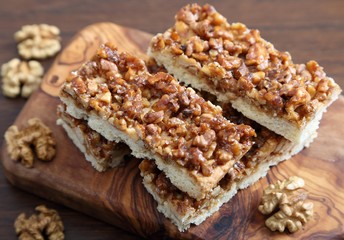 Cake with caramelized walnuts.