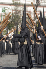 Nazarenos de la hermandad de los estudiantes, semana santa de Sevilla