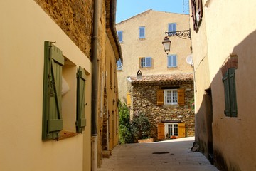 Fototapeta premium Malerische Gasse in Gassin, Côte d’Azur