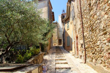 Malerische Gasse in Grimaud, Côte d’Azur