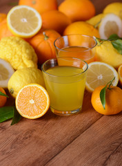 succhi di agrumi con frutta intorno
