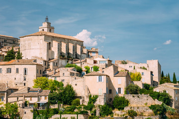 Obraz premium Ancient picturesque hill top village of Gordes in Provence, Fran