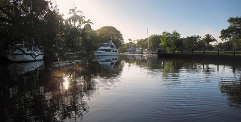 Obraz premium Beautiful scene on Fort Lauderdale's New River on a foggy morning, Florida