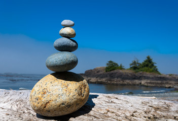 Fototapeta na wymiar Pyramid of stones on the beach