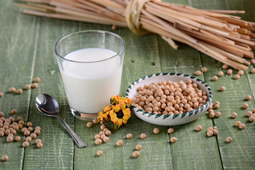 latte di soia con semi intorno