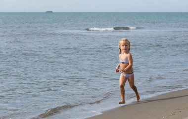 Fototapeta premium Girl runs along the beach