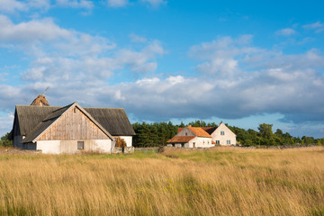 Fototapeta na wymiar Bauernhof mit historischen Gebäuden auf der Insel Fårö, Schweden
