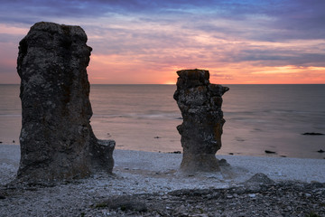 Langhammars Raukar, die Kalksteinfelsen an der Nordküste der Insel Fårö, Schweden, in der Morgendämmerung
