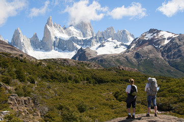 Fototapeta na wymiar turystki wpatrzone w argentyński szczyt Fitz Roy