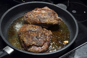 Anbraten einer Rehkeule in einer Pfanne