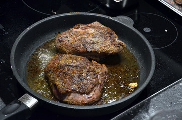 Anbraten einer Rehkeule in einer Pfanne