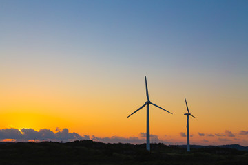 夕焼と風力発電