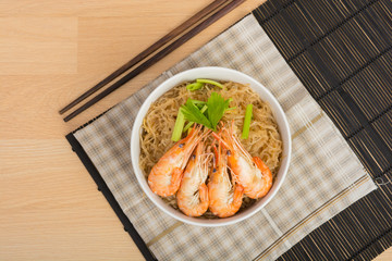 baked vermicelli with shrimp in wood dish