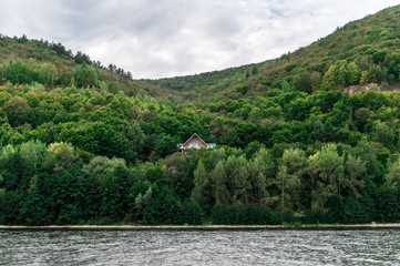 дом среди деревьев © sablezubov