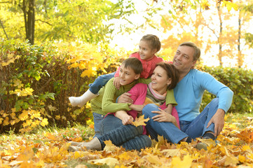 Fototapeta premium Family relaxing in autumn park