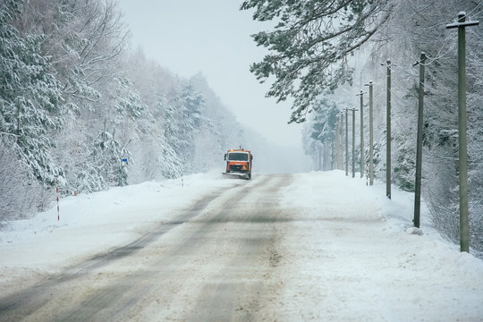 Снежные дороги. Уборка снега