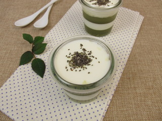 Gelierter grüner Smoothie mit Matcha, Joghurt und Chia