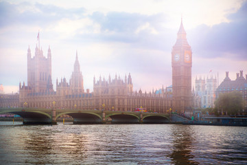Obraz premium Big Ben and houses of Parliament early morning mist. 