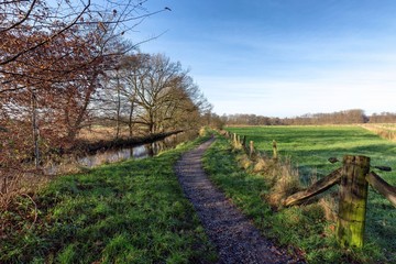 Obraz premium Hiking trail on a beautiful winter day