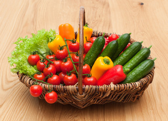 Rustikaler Weidenkorb mit Mini-Gemüse