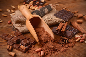 cacao in polvere sul tavolo di legno