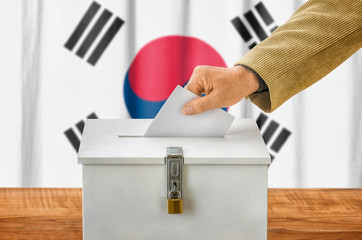 Mann wirft Stimmzettel in Wahlurne - Südkorea