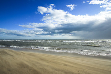 Bord de mer sur plage sauvage par rand vent
