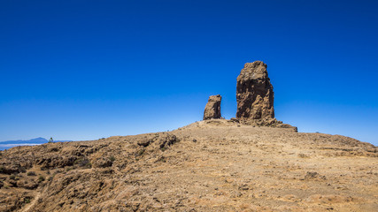 Vorne der Roque Nublo auf Gran Canaria - hinten Teneriffa und der Teide-Berg