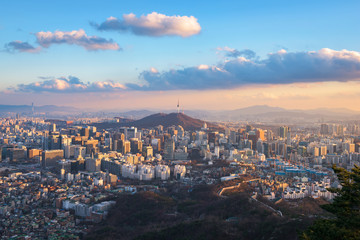 Corée, coucher de soleil sur les toits de la ville de Séoul.