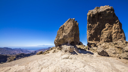Fototapeta premium Am Roque Nublo auf Gran Canaria mit Blick auf Teneriffa und dem Teide-Berg