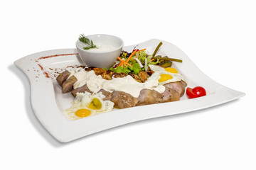 драники с жареными колбасками и соусом