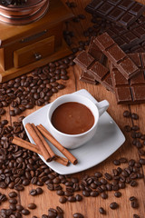 squisito caffè al cioccolato nella tazza bianca