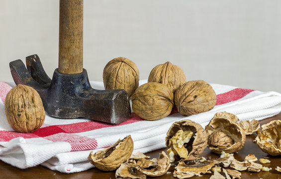 nueces con martillo 2