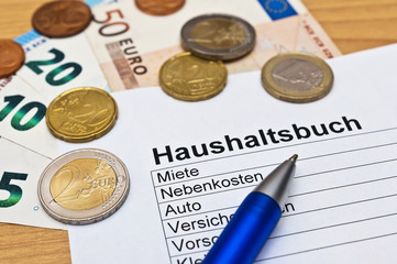 Haushaltsbuch, Geld und Kugelschreiber