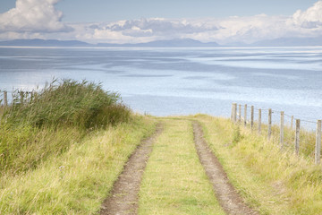 Track down to Sea at Tulm Bay, Isle of Skye, looking out to the Outer Hebrides, Scotland, UK - obrazy, fototapety, plakaty