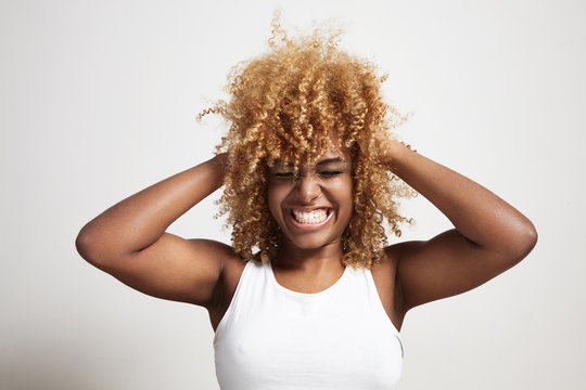 screamind black woman compress the blondy afro hair