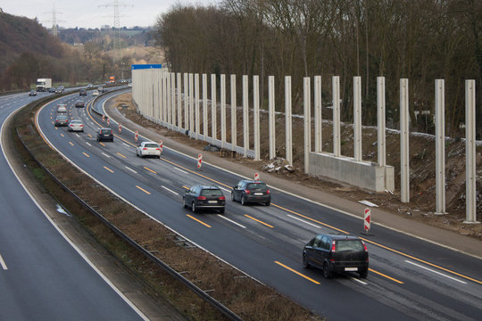 Baustelle zum Bau einer L&auml;rmschutzwand auf einer Autobahn.