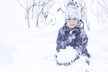 Fototapeta na wymiar Boy in the snow