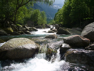 Hochebene mit Gebirgsfluss im Val Calnègia, Vallemaggia, Tessin