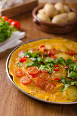 Frittata with tomatoes, herbs and chilli